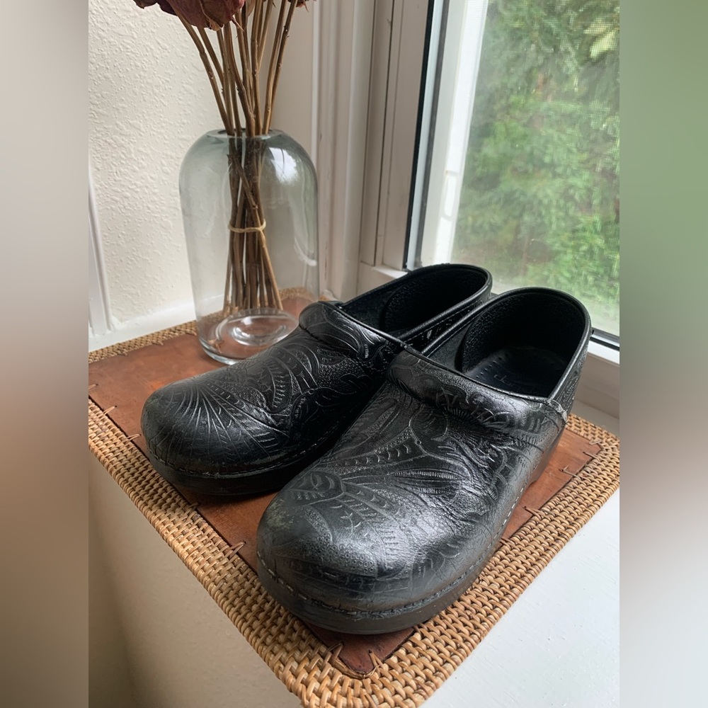 Dansko Professional Embossed Leather Clog Women US 7.5-8 EU 38 Black Shoe